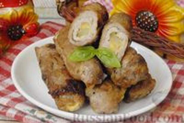 Фото к рецепту: Мясные рулетики с сыром, маринованными огурцами и горчицей
