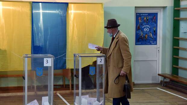 Мужчина голосует на избирательном участке во Львове - РИА Новости, 1920, 14.05.2021