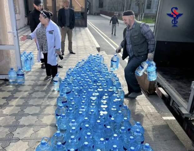 Полторы тонны воды отправили астраханские медики терпящим бедствия жителям Дагестана
