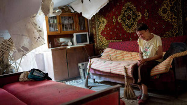 Жительница Донецка в своей разрушенной обстрелом квартире. Архивное фото.