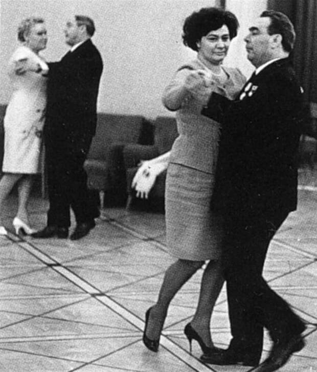 Леонид Ильич танцует с дочерью. Фото: общественное достояние. 