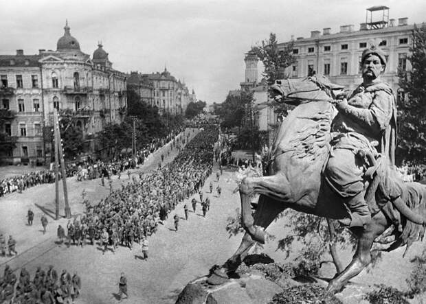 Колонны пленных немцев на улицах Киева, ноябрь 1943 года ТАСС