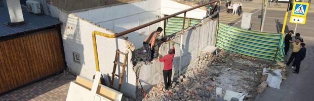 В Алматы снесли самовольно построенный торговый объект