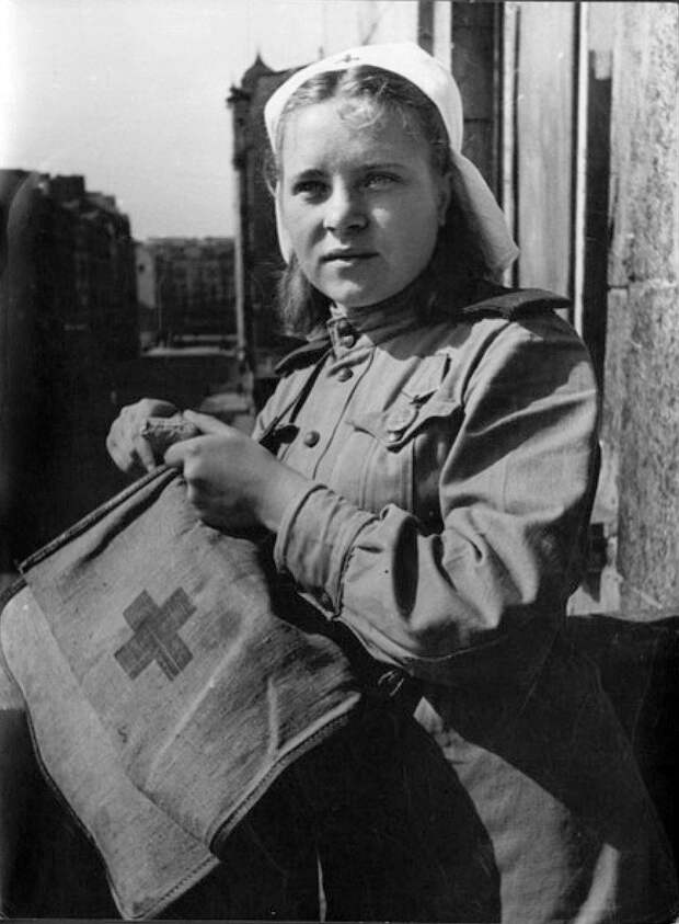 Однажды маршал Баграмян сказал, что во время войны медики сделали столько, что это следует признать подвигом. В основном на фронте помогали женщины. Медсестрами были чьи-то сестры и дочери, матери.