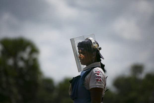 44%  саперов , работающих на минных полях Шри-Ланки , -  это женщины