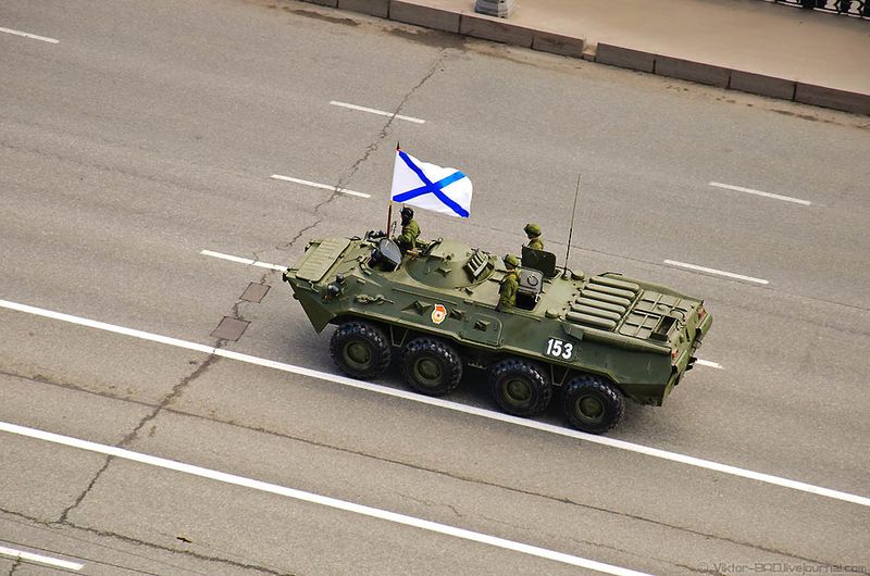 Кроме военнослужащих всех родов войск по Красной площади прошла и военная техника: бронемашины «Тигр», мобильные ракетные комплексы «Тополь-М», пусковые установки ракетного комплекса «Искандер-М», зенитные ракетно-артиллерийские комплексы «Панцирь-С1» и пусковые установки зенитной ракетной системы С-400. Завершился Парад Победы пролетом над Красной площадью пяти транспортных вертолетов Ми-8 с флагами родов Вооруженных сил России, сообщает телеканал «Россия 24».