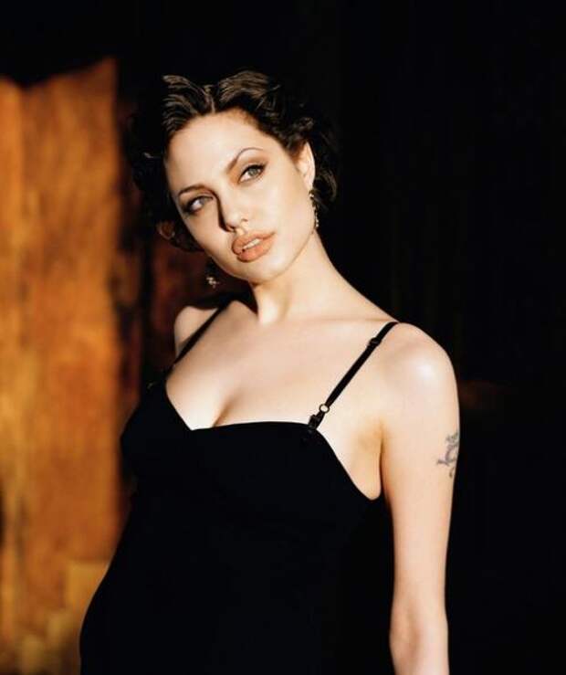 Анджелина Джоли - посол доброй воли оон, коллекционер холодного оружия и секс - символ голливуда. 01