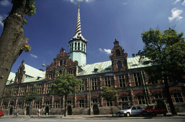 Знак свыше? Шпиль здания фондовой биржи в Копенгагене рухнул. Вековое наследие горит
