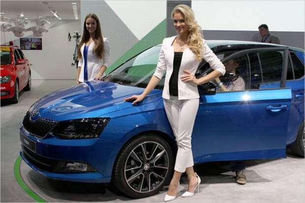Девушки на автосалоне в Париже-2014