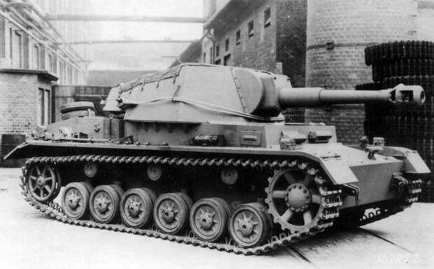 Pz.Sfl.IVb на заводском дворе, на машине используются элементы ходовой части Pz.Kpfw.IV Ausf.F - В полушаге от «Хуммеля» | Военно-исторический портал Warspot.ru