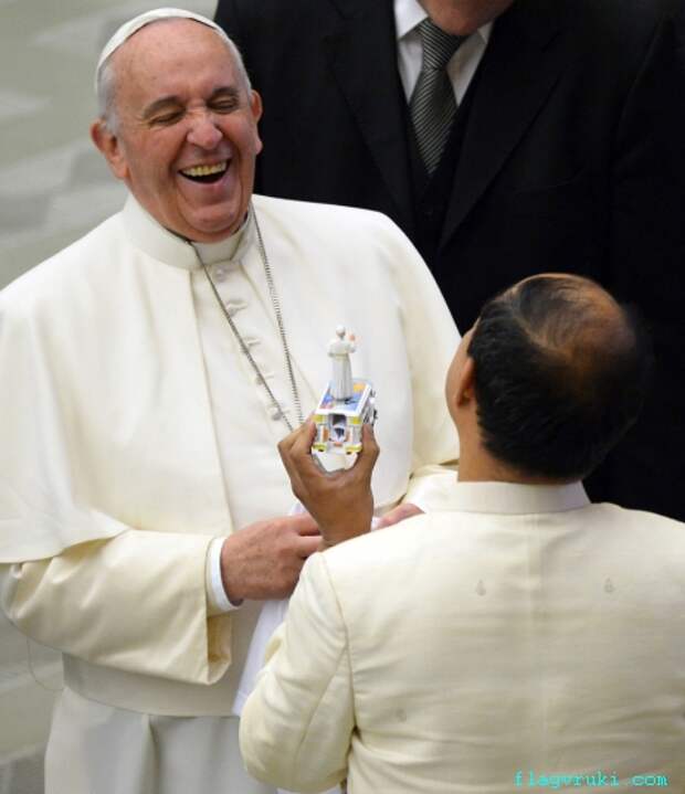 Папа Римский Франциск встретился с молодожёнами в конце еженедельной всеобщей аудиенции в зале Павла VI в Ватикане.