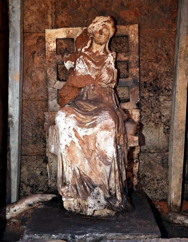 Статуя богини Кибела найденная археологами в крепости Курул, Турция.