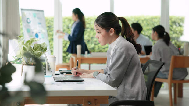 В Юго-Восточной Азии готовятся к кризису: людей переводят на удаленку и пересаживают на велосипеды