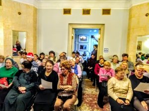 Сотрудники районного центра социального обслуживания организуют концерт. Фото предоставили в ТЦСО «Арбат»