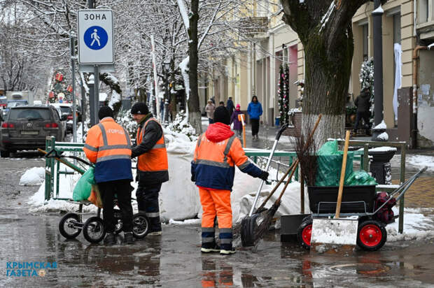 450 дворников борются со снегом в Симферополе