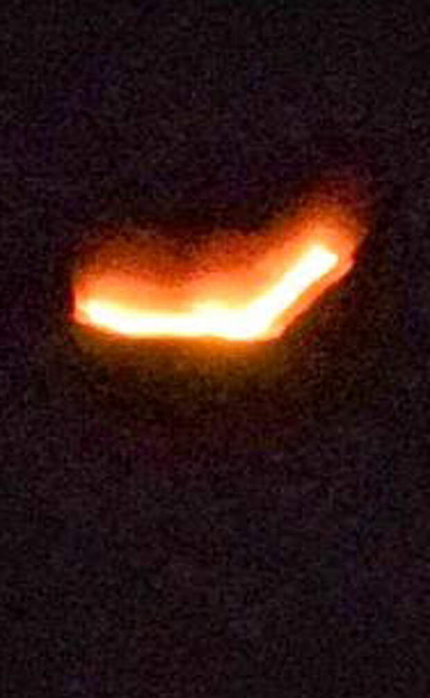 Светящийся треугольник над Австралией снят 19 апреля 2014 года