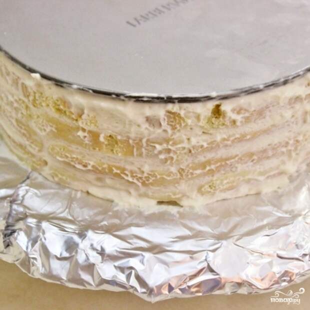 13. Переверните торт на тортовницу и снимите дно формы.