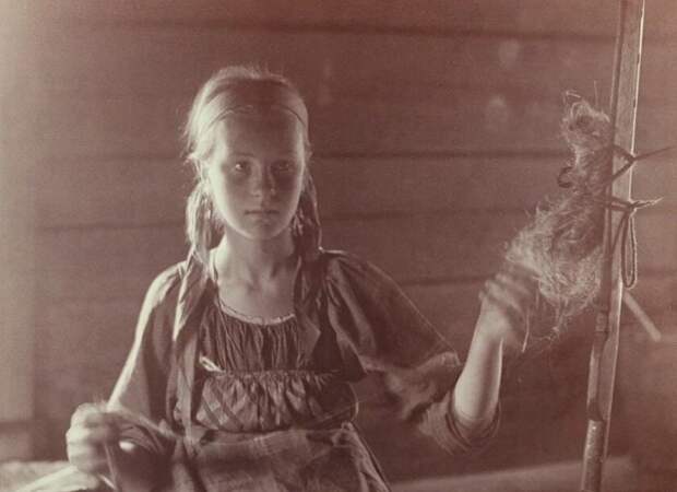 Девочки 10-12 лет были первыми помощницами в хозяйстве. 