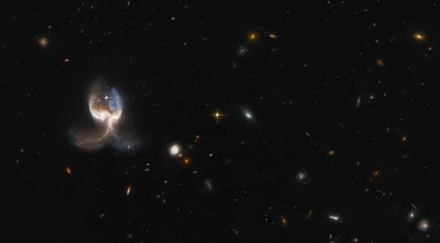 Космические «крылья ангела» появляются в результате сильного галактического столкновения в созвездии Льва