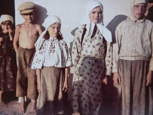 Советские дети из деревни Новинки. Минская область, 1941 год. Советские дети из деревни Новинки. Минская область, 1941 год.