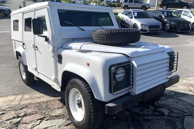 Бронированный внедорожник Land Rover Defender 1995 года