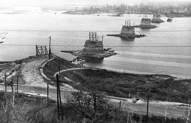 Мост через Днепр, уничтоженный немецкими войсками, ноябрь 1943 года Sovfoto/UIG via Getty Images