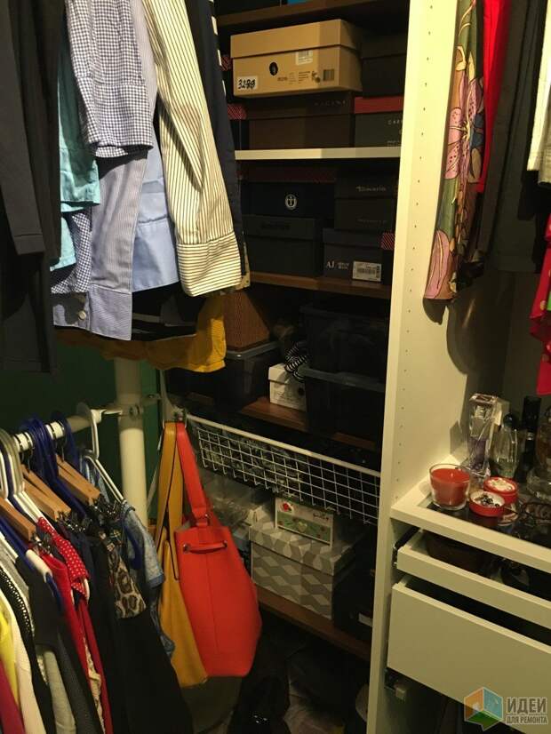 Дальний шкаф, узкий, там только коробки с обувью, сумки и корзина со всеми моими джинсами. Все вещи у меня развешены на вешалки, мне так удобнее