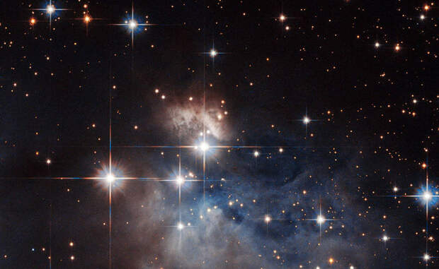 Божественный след Сравнительно недавний снимок, сделанный телескопом в марте этого года. Хаббл запечатлел звезду IRAS 12196-6300, находящуюся на невероятном расстоянии в 2300 световых лет от Земли.