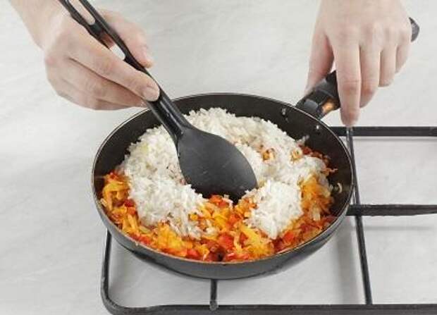 Шаг 3. Жареные овощи смешиваем с рисом.