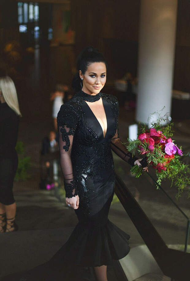 Невеста ломает традиции и выходит замуж в черном свадебном платье