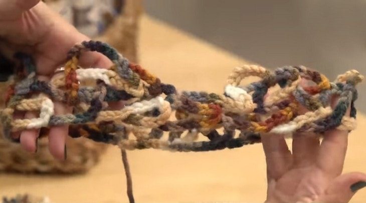 Оригинальные шарф и шапка на основе обычной цепочки крючком