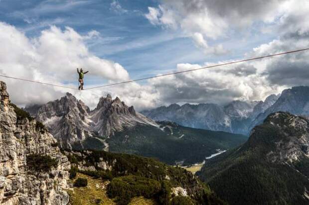 Слэклайн фестиваль в Доломитовых Альпах, Италия. Автор фотографии: Джеймс Рашфорс (James Rushforth).