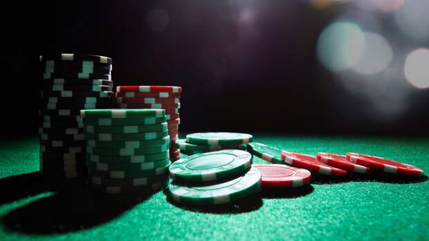 pokre chips on table