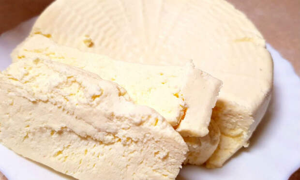Смешиваем молоко и сметану: сыр за 3 минуты