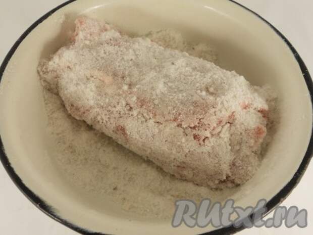 Полностью, со всех сторон, засыпать мясо солью. 