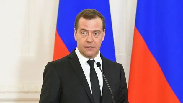Медведев: неработающие пенсионеры получат первые доплаты до 1 июля