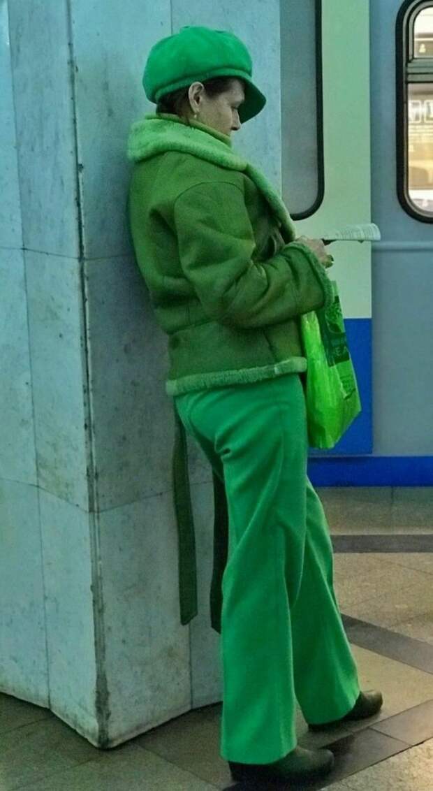 женщина в зеленом