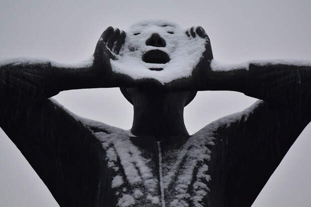 Статуя в снегу перед Бранденбургскими воротами в Берлине