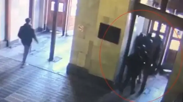 Мужчину избили и ограбили у входа в метро