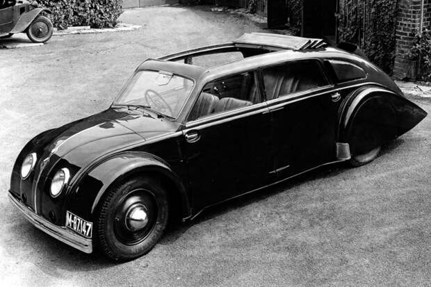 Самый большой фанклуб заднемоторной компоновки находился в Чехословакии. В 1934 году местная компания Tatra выпустила футуристичный для своего времени фастбэк 77 с трехлитровым V8, который находился в задней части кузова. заднемоторная компоновка, седан