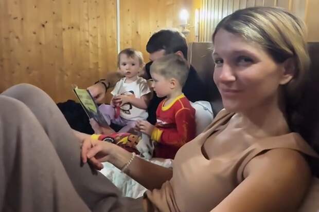 Певица Женя Малахова показала редкие кадры с мужем и детьми