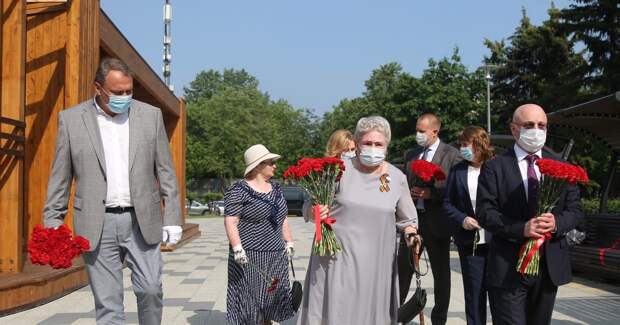 Во время открытия памятников/Артур Новосильцев, газета «Юго-Восточный курьер»