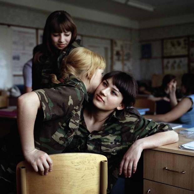 Девчонки общаются во время перемены в кабинете начальной военной подготовки