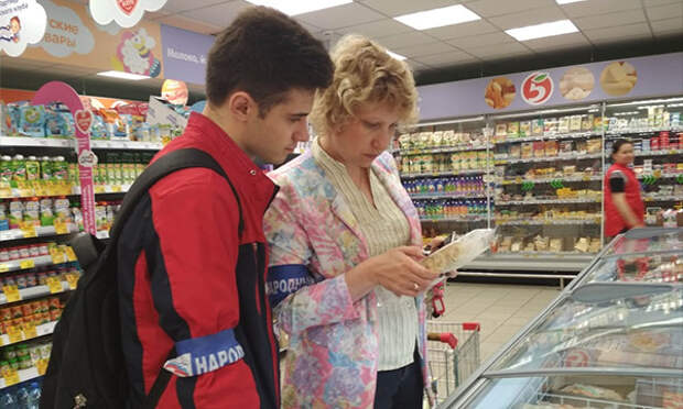 Активисты «Единой России» проверят качество продукции в магазине сети «Пятерочка». Фото: moscow.er.ru