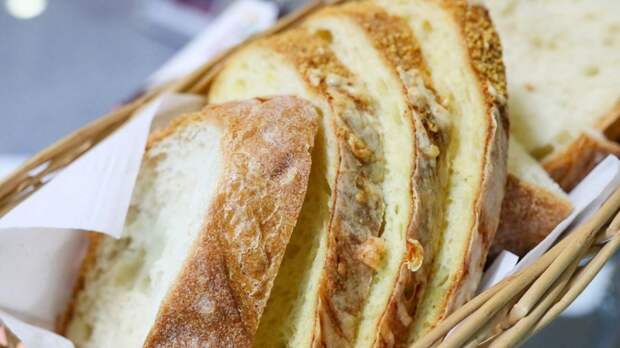 Как за 2 минуты превратить старый черствый хлеб в свежий и хрустящий: хитрость, о которой часто забывают