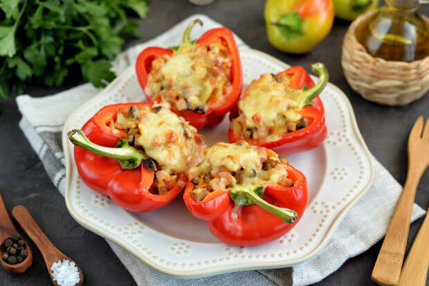 Фаршированный сыром и беконом перец. \ Фото: edinstvennaya.ua. Фаршированный сыром и беконом перец. \ Фото: edinstvennaya.ua.
