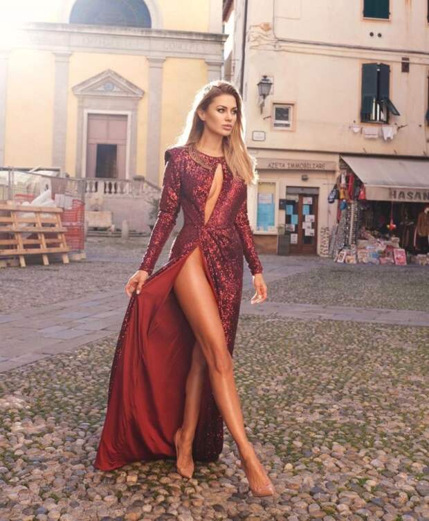 Виктория Боня в красном платье