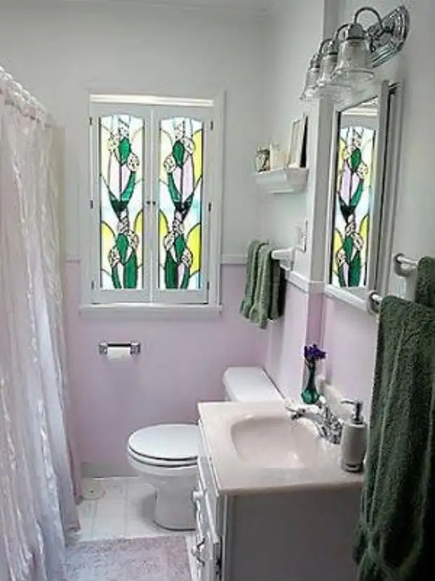 Для чего окно в ванной в хрущевке. Окно в ванной комнате в хрущевке. Окно над раковиной в ванной. Ванная в хрущевке с окном. Окно в ванную в хрущевке.