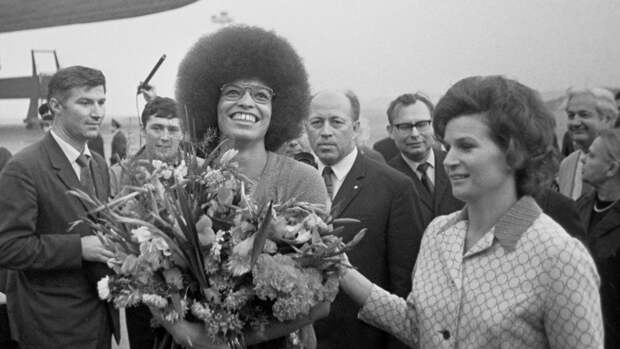 Валентина Терешкова встречает Анджелу Дэвис. Москва, 1972 год