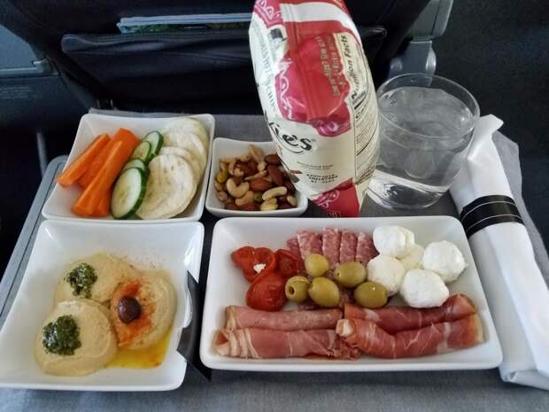 Пассажиры American Airlines остались голодными, увидев, что еду им приготовили 16 месяцев назад